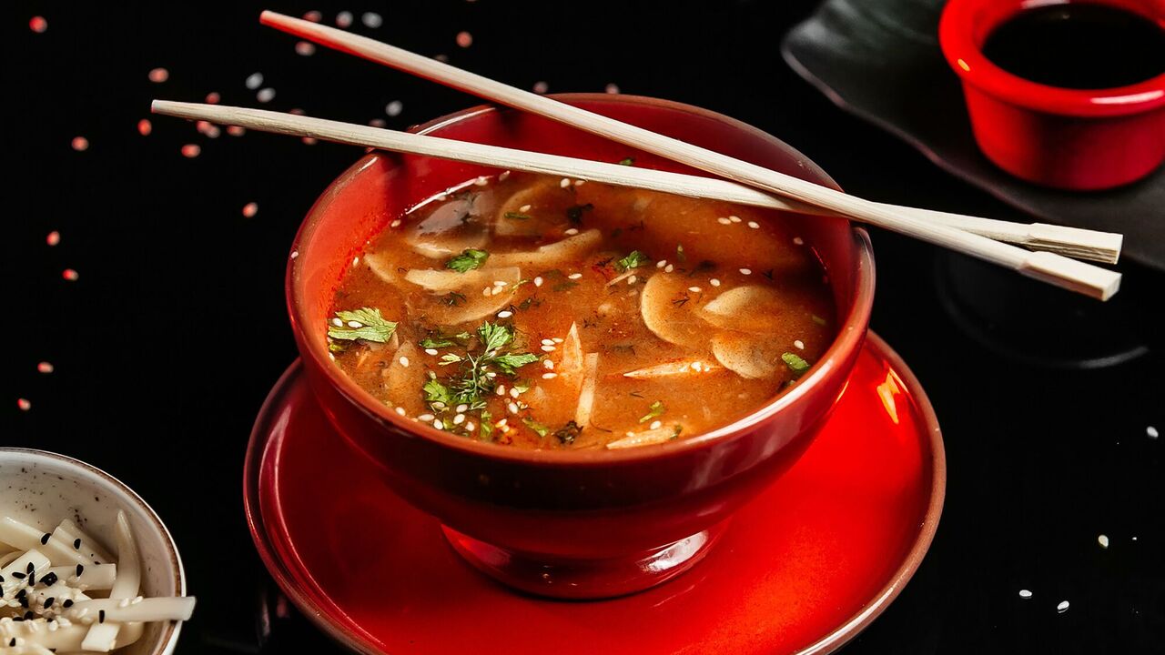 Zupa miso w 5 minut: szybki przepis na ulubione danie kuchni orientalnej