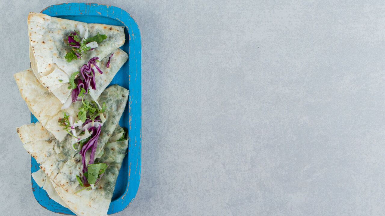Pita bread with tuna: breakfast with Italian style