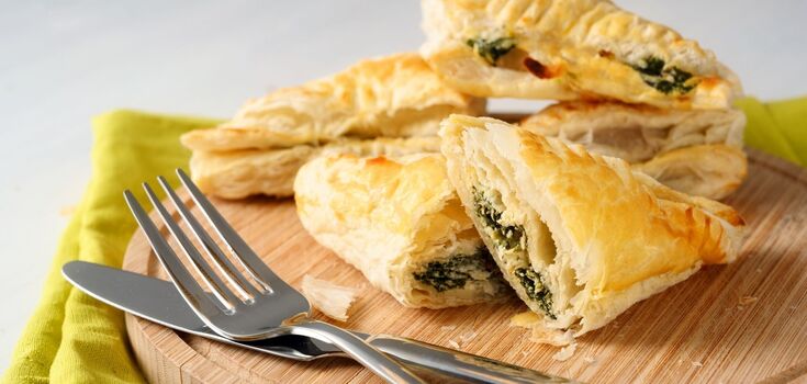 Quick puff pastry pie with cheese and spinach: perfect for a hearty lunch