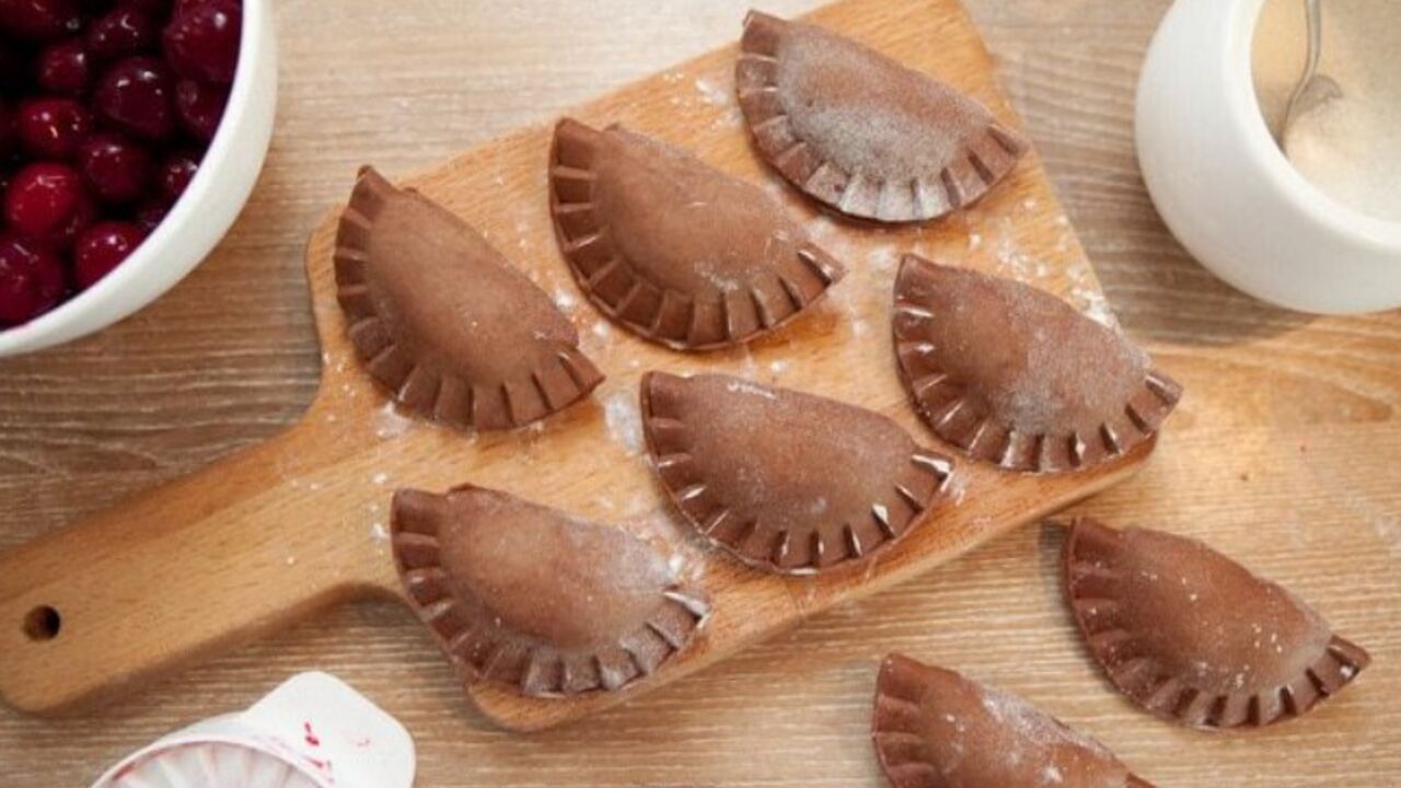 Sweet chocolate dumplings: what filling to cook with