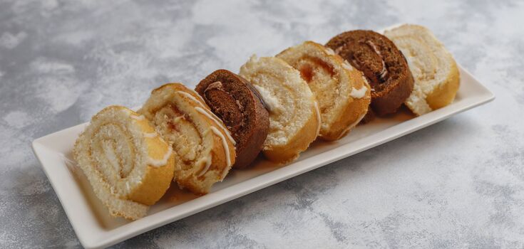 The most delicate apple roll: a quick dessert for tea
