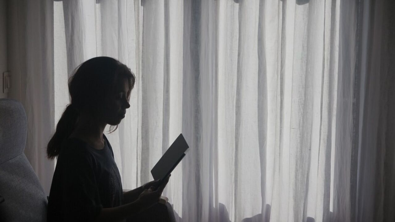 Чтение при плохом свете: как это влияет на глаза и может ли ухудшиться зрение