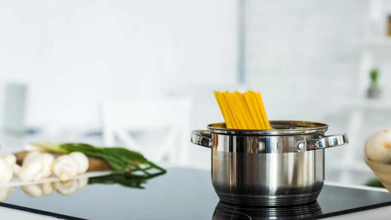 When to salt pasta: will not stick together and fall apart