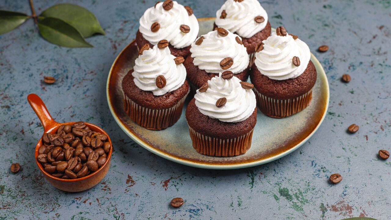 Beautiful chocolate cupcakes for Valentine's Day from simple ingredients: how to prepare at home