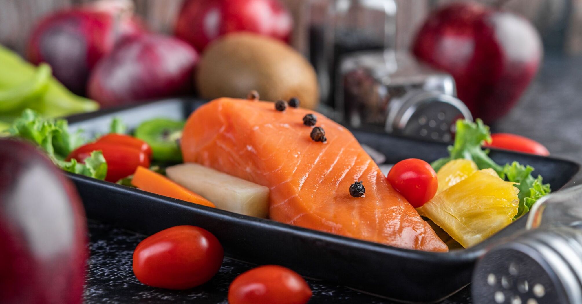 Salmon on vegetable bed: a full meal in 20 minutes