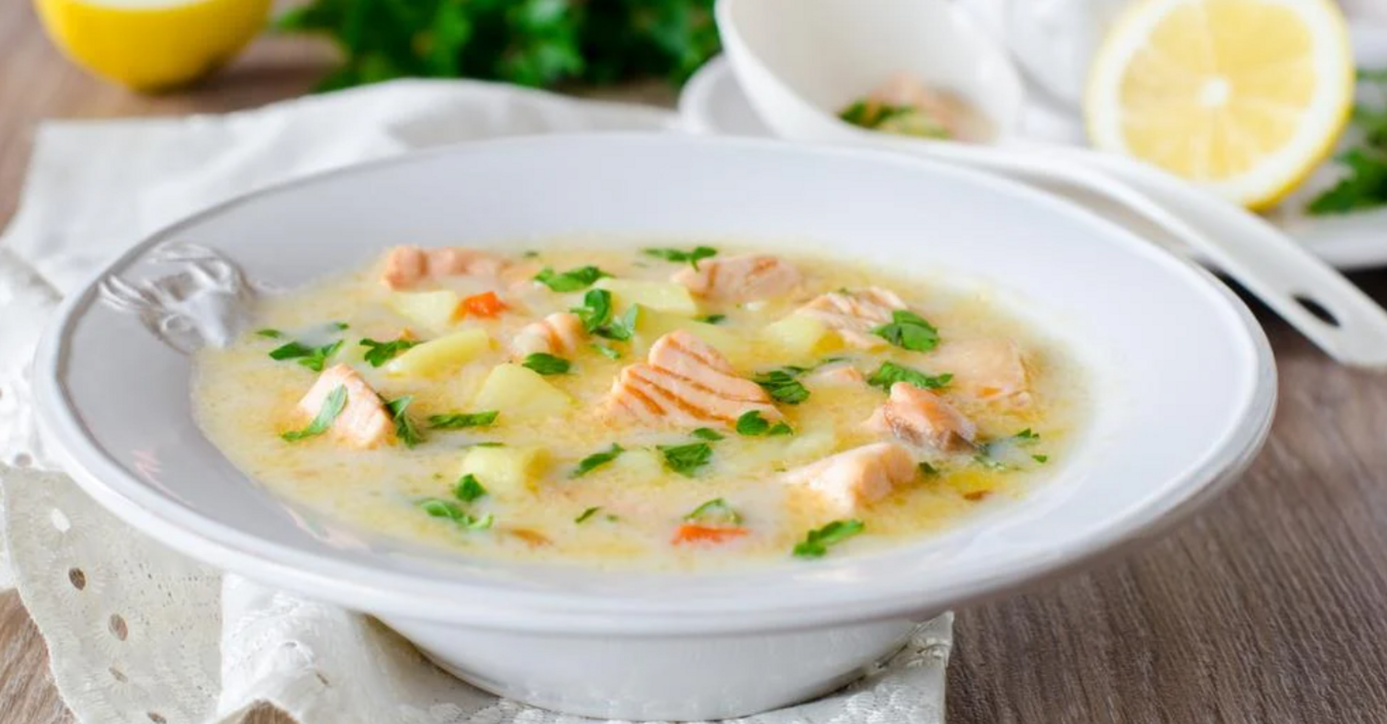 Lekka zupa z roztopionym serem i czerwoną rybą: idealne danie na lunch