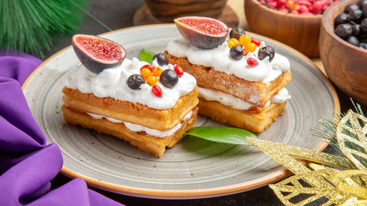 Lazy puff pastry cakes with butter cream: a quick and delicious dessert