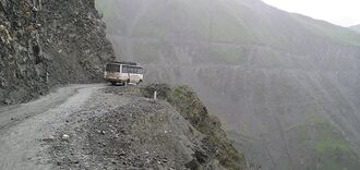 Три самых опасных дороги мира, где не советуют ездить зимой: одна из них расположена в Великобритании