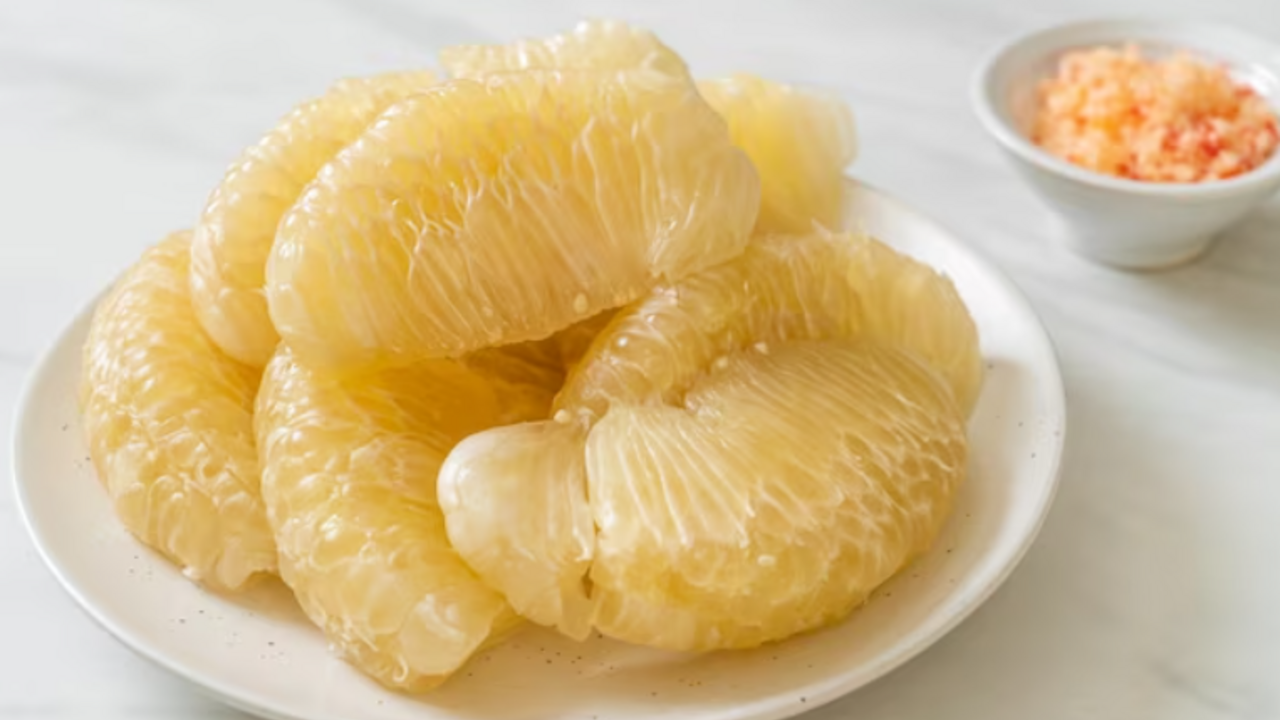 How to clean a pomelo quickly and effortlessly: sharing a life hack