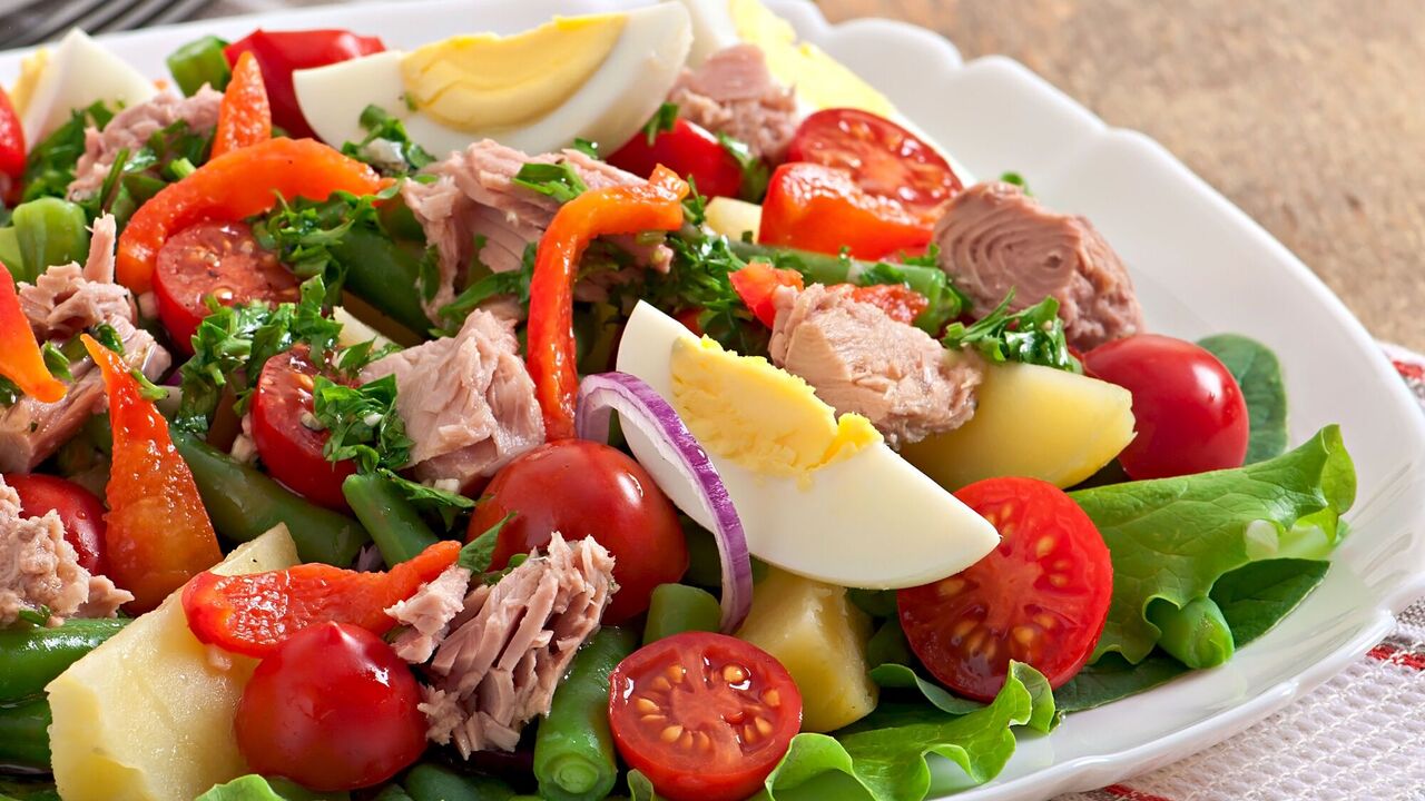 Tuna, avocado and cherry tomato salad: a dish for light breakfast