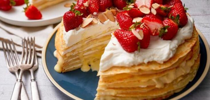 What to cook for Shrovetide 2024: a recipe for pancake cake with berries, bananas and curd cream