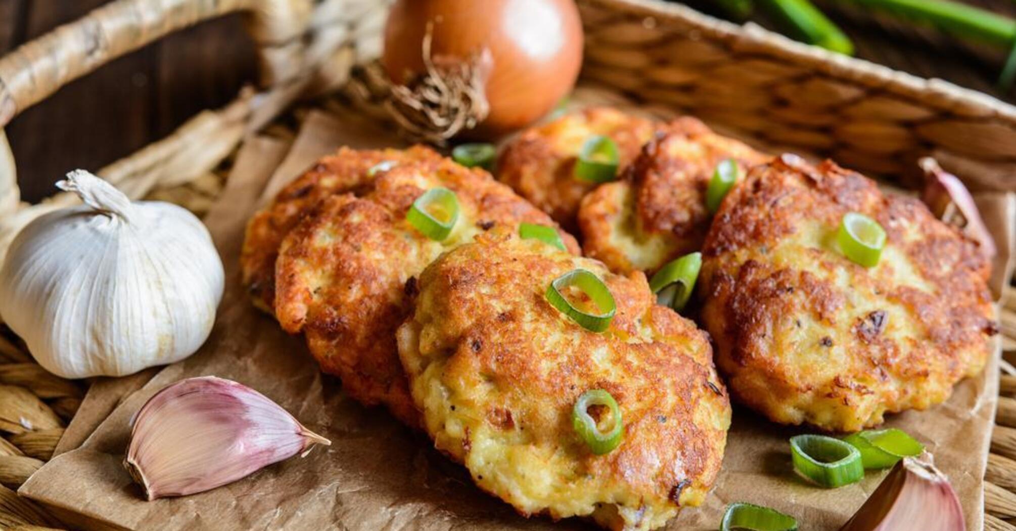 Classic onion pancakes: how to cook them so that they taste better than cutlets