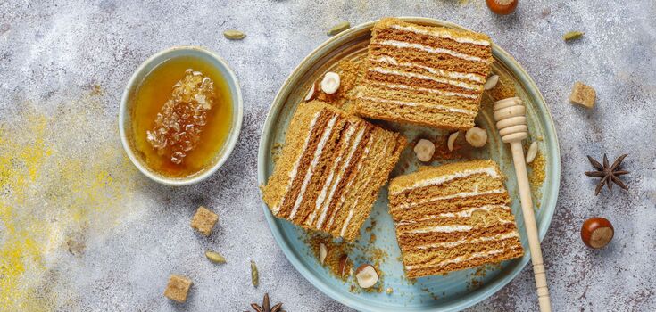 Incredible honey cake with semolina cream: how to recreate the taste of childhood