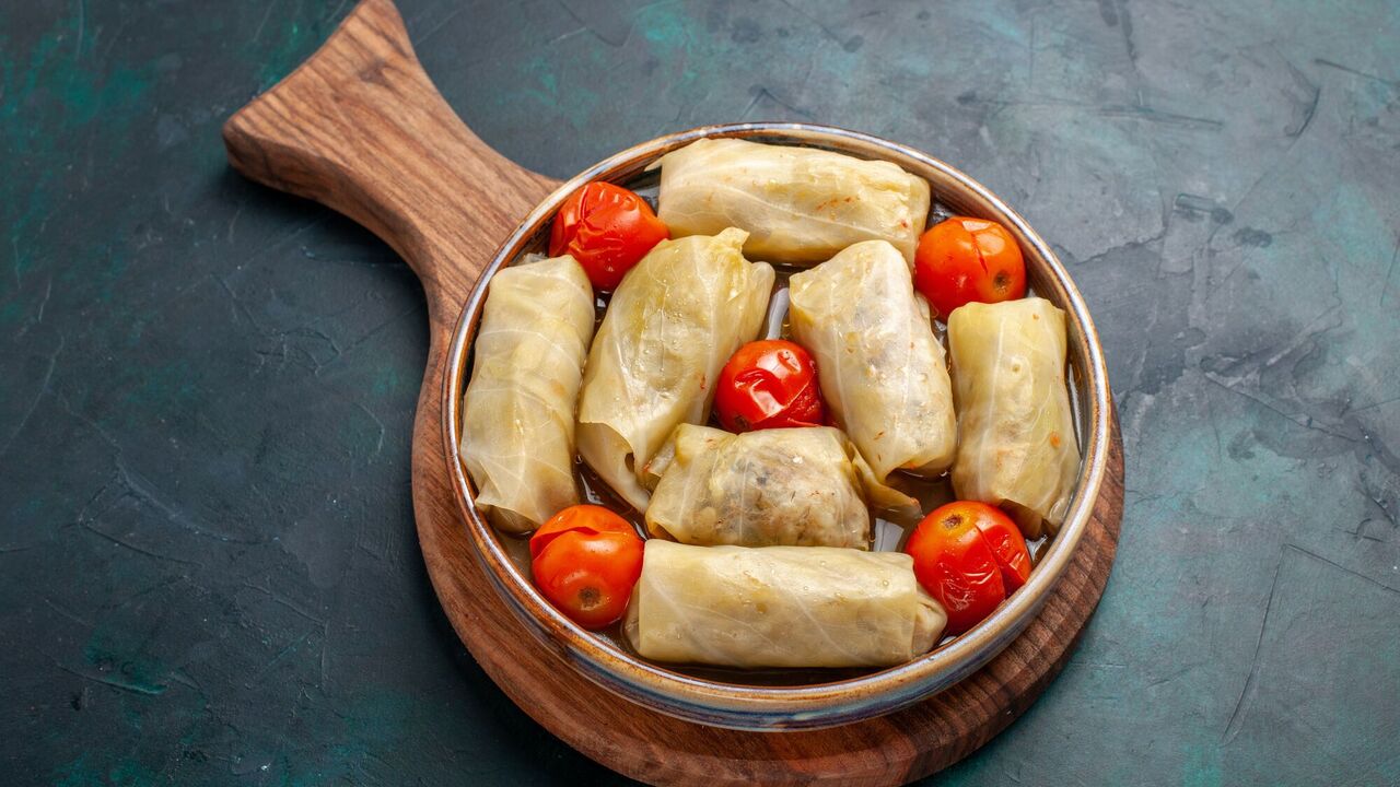 How to cook cabbage rolls in a new way: with sauerkraut and mushrooms