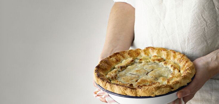 Delicate tart with onions and anchovies: a very simple but sophisticated recipe