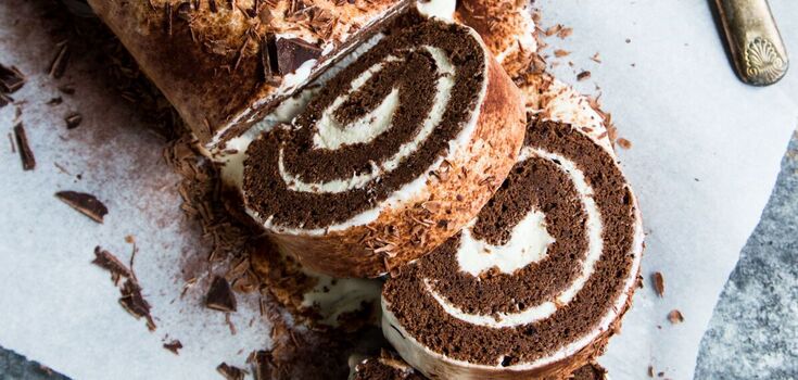 Tiramisu in the form of a roll: how to cook a traditional dessert in a new way