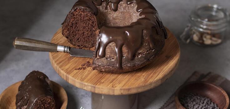 Vanilla and chocolate cupcake for tea: easy to make and made from affordable products