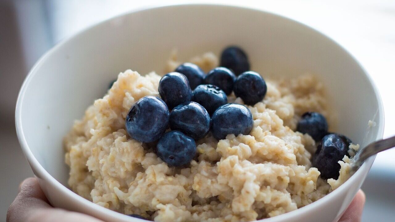 What to cook with yesterday's oatmeal: a dish like a dessert