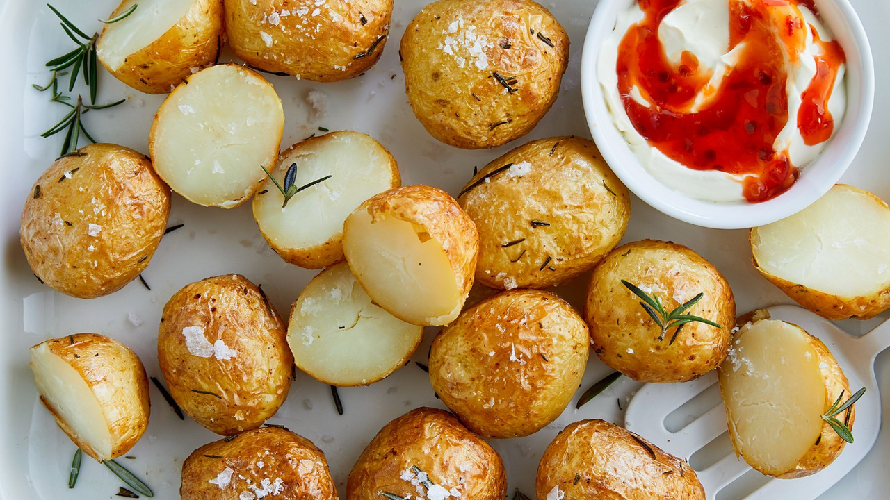 How to bake potatoes deliciously in 10 minutes: a great idea