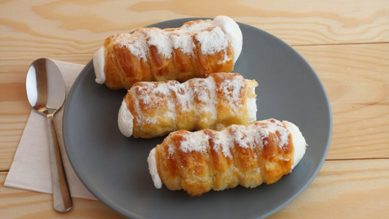 Puff pastry tubes with cream cheese: a quick recipe for the lazy
