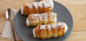 Puff pastry tubes with cream cheese: a quick recipe for the lazy