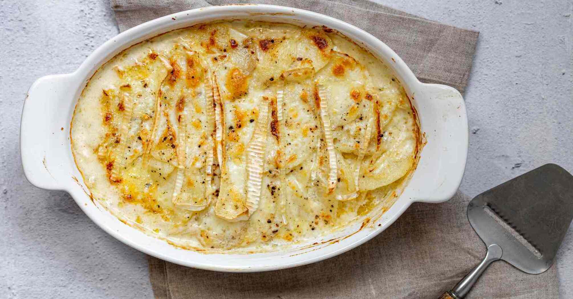 Hearty potato gratin with bacon and cheese: perfect for lunch