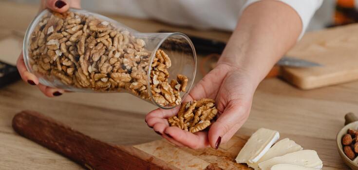 The best way to store nuts to prevent them from spoiling: we answer