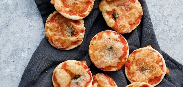 Quick puff pastry mini-pizza: easy to take with you for a snack
