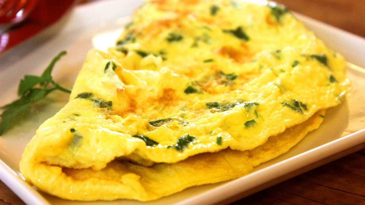 The most delicate French omelette with butter: cooked without milk