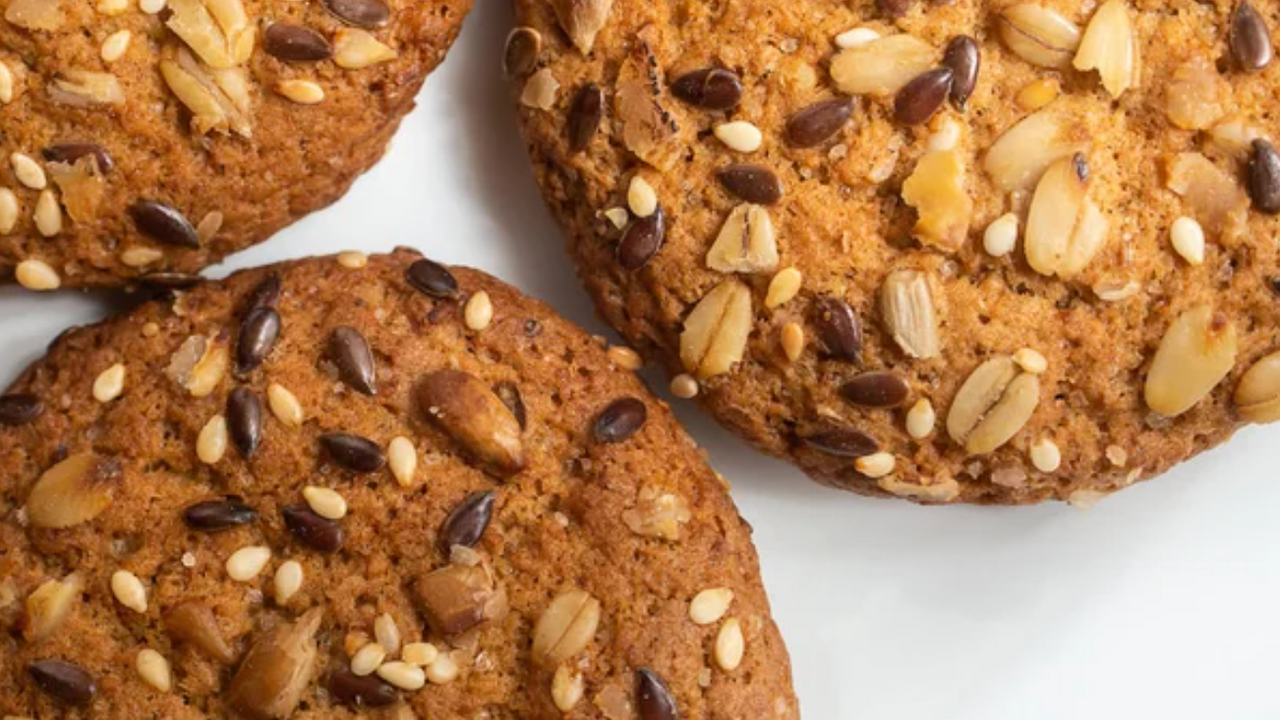 Crispy oatmeal cookies: a recipe without sugar, flour and butter