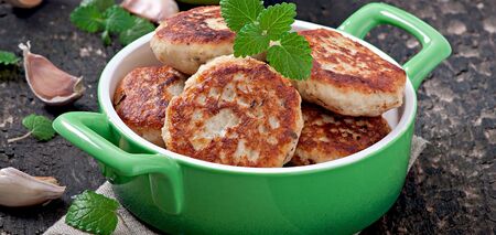 Chopped cutlets with chicken and mushrooms: a great option for those who don't like to mess with minced meat