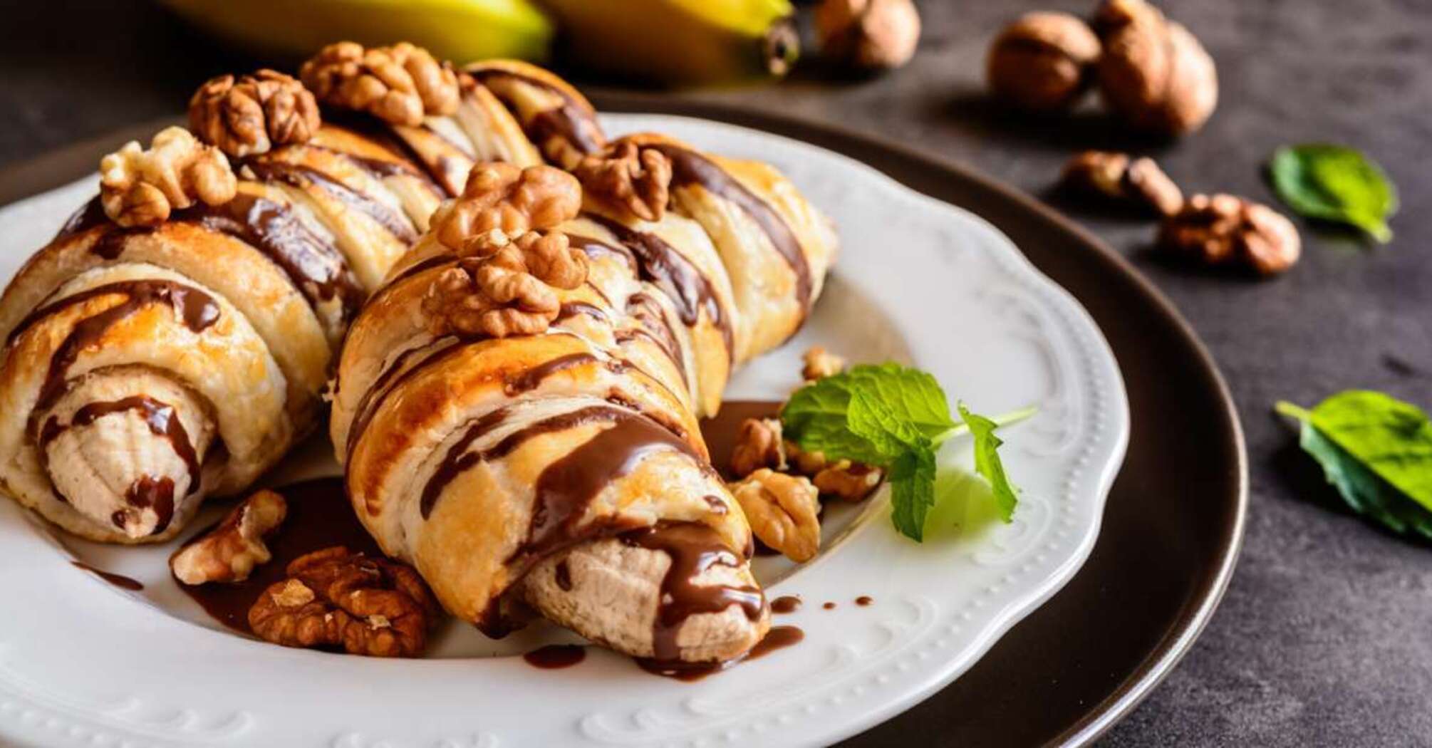 Bananas in puff pastry: a quick and nutritious dessert suitable for children for a snack