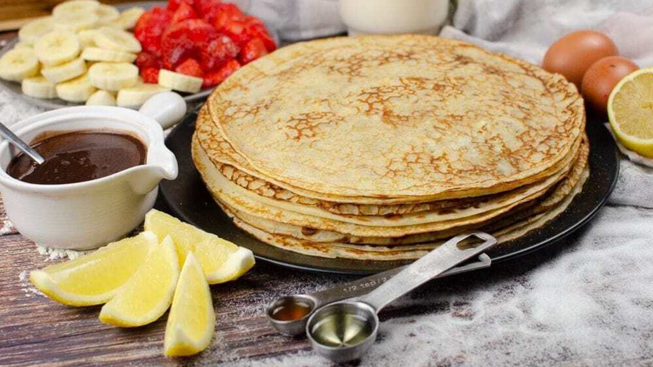 How to properly whip the dough for pancakes to make it tender: advice from the chef