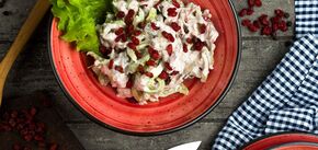 Festive salad with chicken, pomegranate and nuts: very tasty and unobtrusive