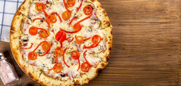 No-dough pizza in 5 minutes: a recipe for a quick snack