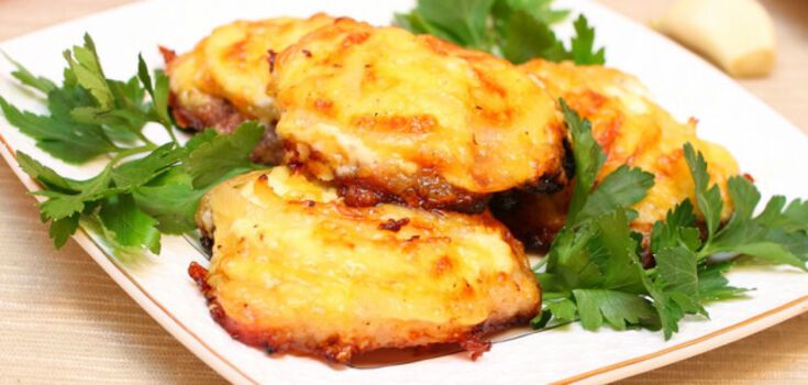 How to cook chicken chops in an unusual way: the stuffing will add spice