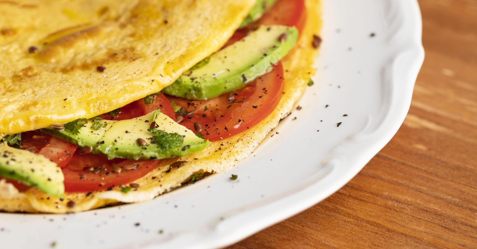 Easy breakfast with tortilla, tomatoes and pesto sauce: start the day with a healthy meal