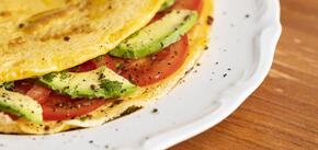 Easy breakfast with tortilla, tomatoes and pesto sauce: start the day with a healthy meal