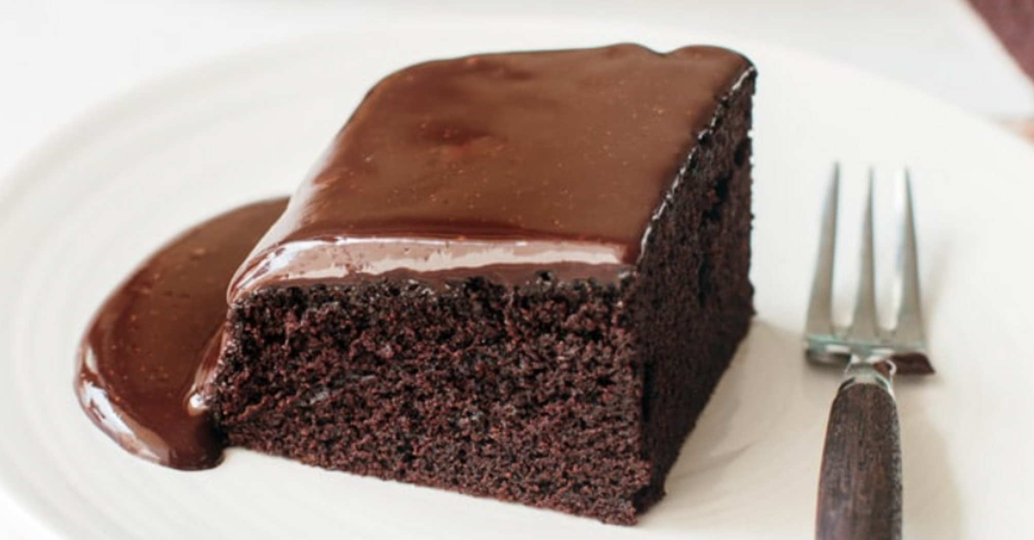 A quick cake made from ingredients that are always in the fridge: suitable even for a celebration