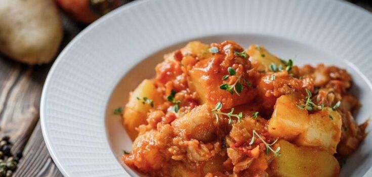 Hearty stewed potatoes for lunch or dinner: a recipe with meat
