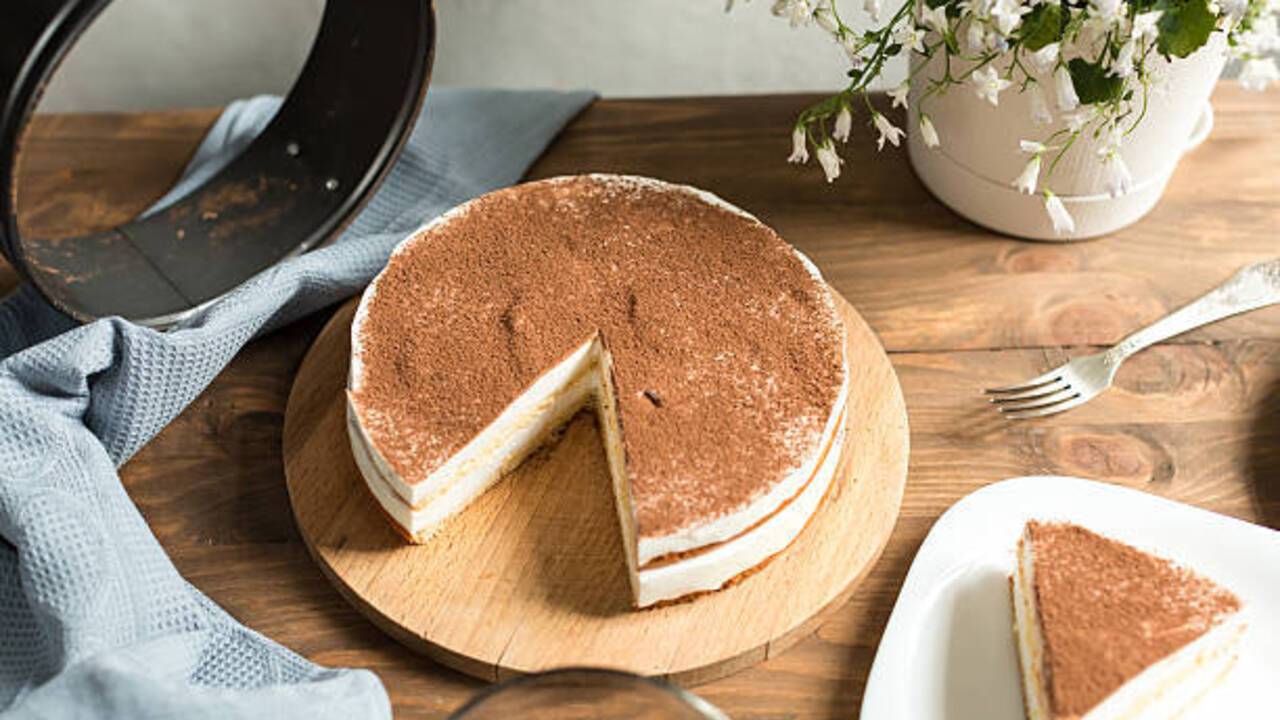 The iconic Bird's Milk cake at home: what to add to the dough besides flour