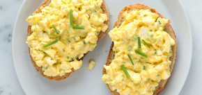 Pyszna pasta jajeczna bez roztopionego sera: łatwa do zrobienia