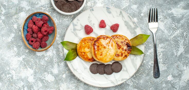 Syrniki with cherries and chocolate: how to do without a frying pan