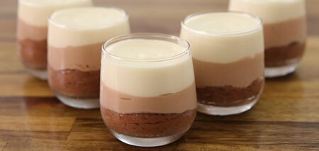 Elementary dessert in a glass 'Triple chocolate mousse cake': no need to bake