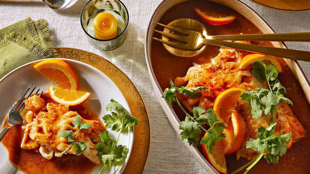 Hake in sauce for a healthy and tasty dinner: the fish will be very juicy