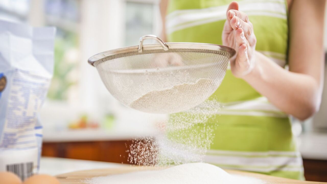 How to sift flour so that it does not scatter on surfaces: an elementary life hack