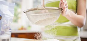 How to sift flour so that it does not scatter on surfaces: an elementary life hack