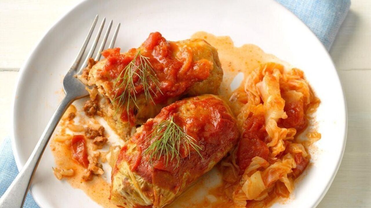 Juicy lazy cabbage rolls in tomato sauce in the oven: how to cook a hearty dish