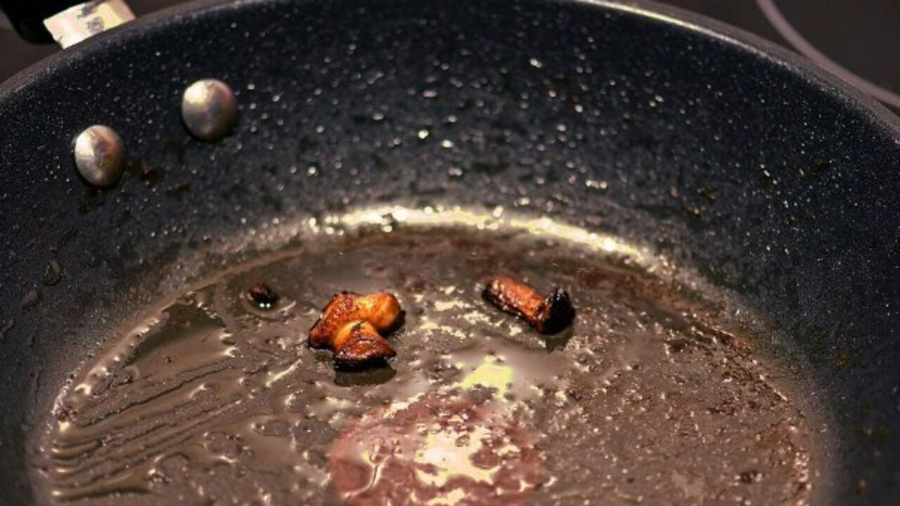 How to clean a frying pan