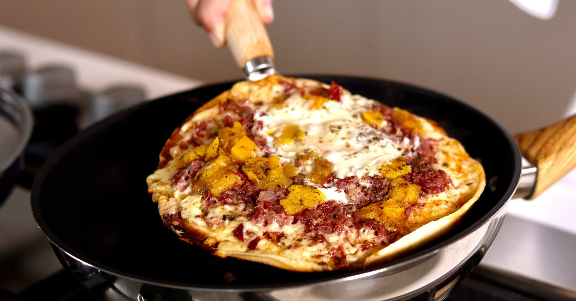"Szkolna" pizza ze wszystkiego, co masz w lodówce: przepis na udane ciasto